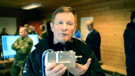 FFI-forsker Einar Østevold med den egenutviklede navigasjonsenheten som skal brukes til AR-formål. 