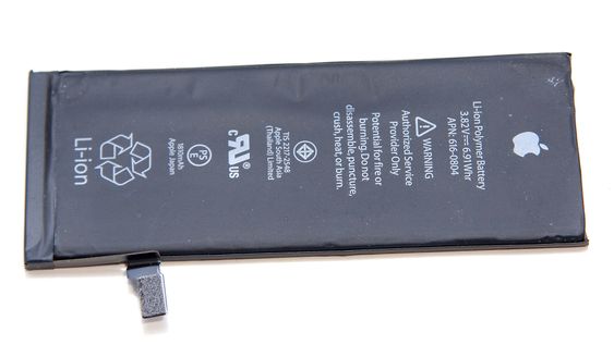 Batteriet er ikke beskyttet av et eget deksel, slik som utskiftbare batterier. Det gjør at det må behandles mer delikat.