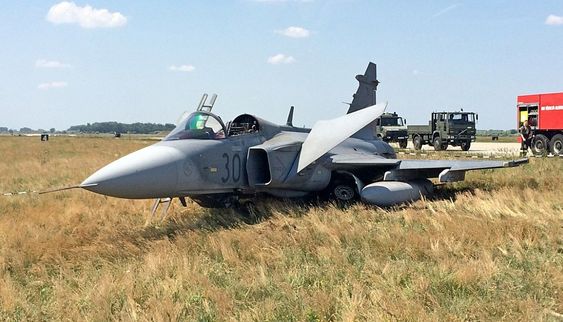 Det ungarske kampflyet av typen Saab Jas-39C Gripen etter buklandingen på flybasen Kecskemét onsdag 10. juni. 