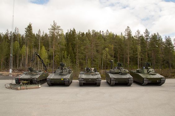 Her er alle de fem medlemmene i den nye norske CV90-familien, fra venstre: Stormingeniørvogn, stormpanservogn, multirollevogn, oppklaringsvogn og stridsledelsesvogn. 