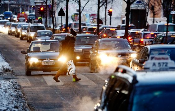 SYNDER: Bileksos gir mye små partikler, mens slitasje fra piggdekk gir større partikler. Bilkjøring bidrar sterkt til forurensningen i byene i disse dager.