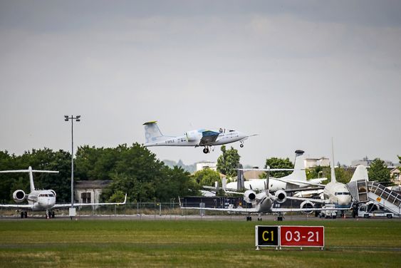 E-Fan tar av fra Le Bourget 19. juni på sin flygning nummer 100. 