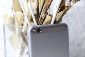 Blitsen er snudd 90 grader fra «normal» posisjon, og pyntefeltet er nytt fra HTC.