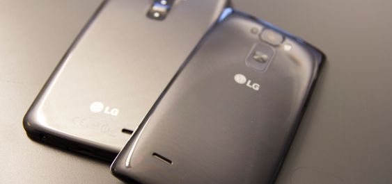 LG har tidligere laget bøyde mobiler – men da innover. Her representert ved LG G Flex og LG G Flex 2.