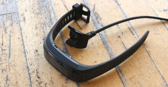 Garmin Vivosmart HR lades og kobles til USB med en proprietær kabel.