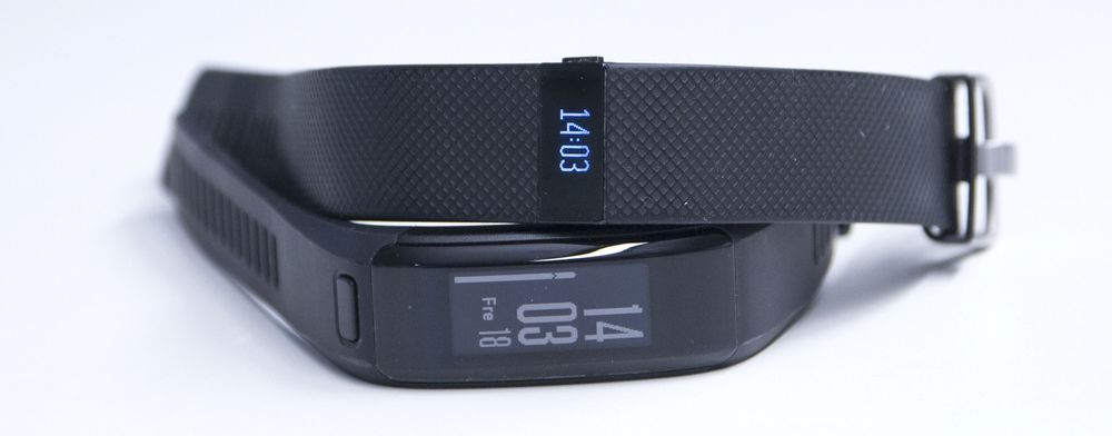 Garmin Vivosmart HR nederst, Fitbit Charge HR oppå.