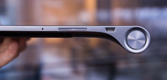 MIcro USB-porten tar seg av lading og overføring av data til PC.