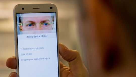 Her bruker testsjef Kurt Lekanger irisskannefunksjonen på ZTE Blade S6.