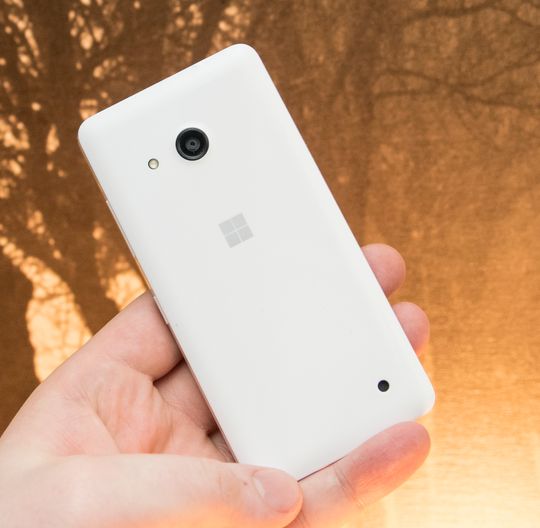 Lumia 550 er en telefon med noenlunde enkel men funksjonell design.