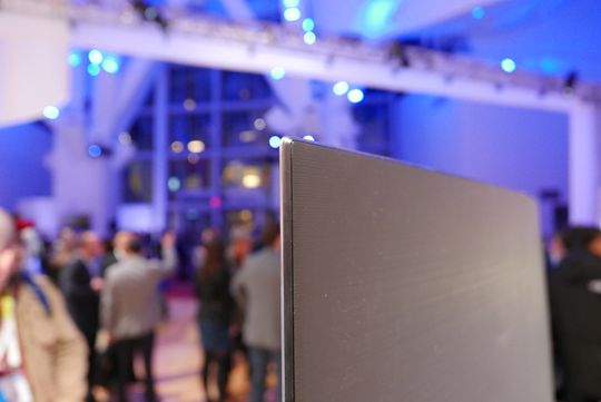Baksiden er ikke festet med skruer. Det gjør den enda tynnere ifølge Samsung.
