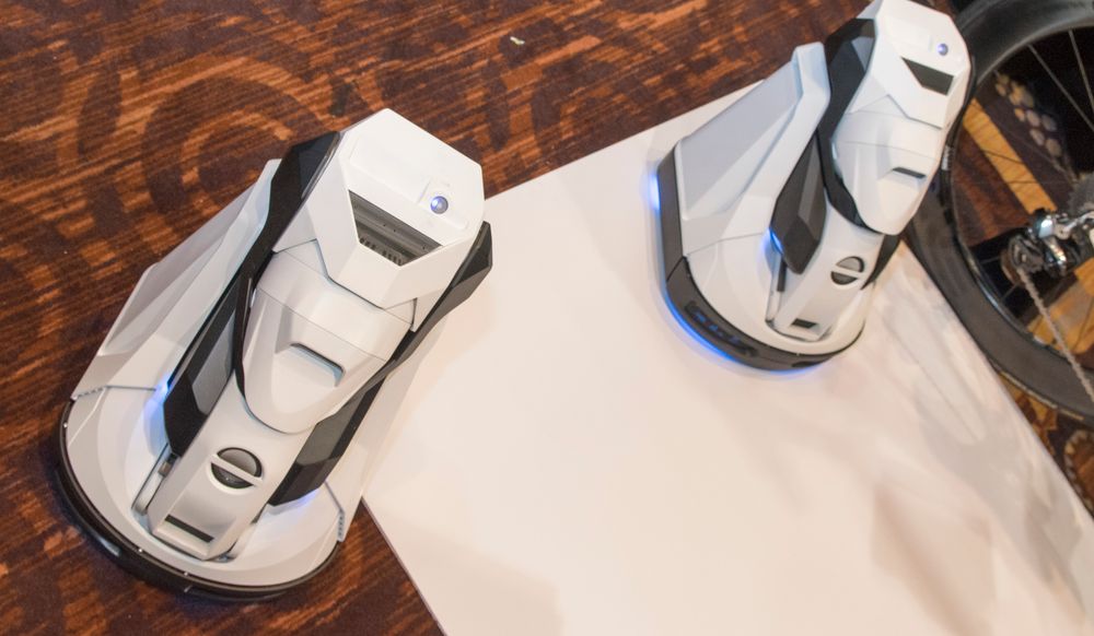 Armen som holder projektoren har flere nivå. Når du kjører rundt foretrekker roboten å ha armen helt sammenbrettet, eller bare delvis løftet. Full høyde oppnår den bare når roboten står stille.