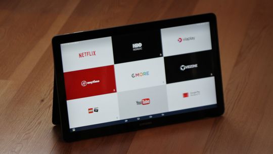 Den ene startskjermen er tapetsert med videotjenester. En egen snarveitast under skjermen tar deg direkte til denne.