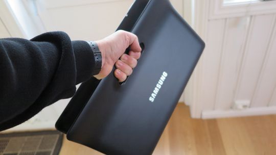 Galaxy View veier drøyt to og et halvt kilogram, men håndtaket gjør det lett å flytte rundt på.