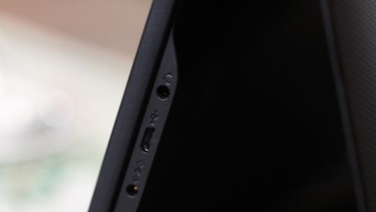 Fra toppen: Lydutgang/inngang, Micro-USB-kontakt og ladekontakt.