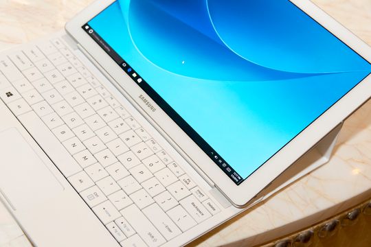 Samsung Galaxy TabPro S med tastatur.