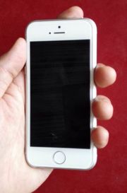 Touch ID-knappen er fortsatt på plass.