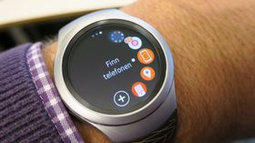 Den opprinnelig Gear S2 ser også lekker ut, men ikke like eksklusiv ut som de nye versjonene.