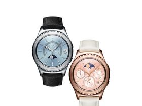 Gear S2 i platina (til venstre) og roségull (til høyre), med dertil tilhørende urskiver og klokkeremmer.