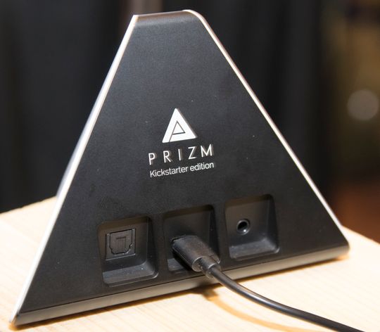 Optisk tilkobling, Micro USB og vanlig minijack er å finne på baksiden. Prizm var opprinnelig et Kickstarter-prosjekt.