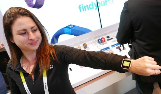 Fitbit Blaze er Fitbits første treningsklokke som ser ut som en vanlig smartklokke.
