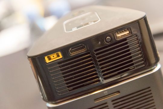 Slik ser projektoren ut på baksiden. Når den hviler oppå PC-en behøver den ikke kabler. Setter du projektoren løst kan den overføre bilde gjennom Intels WiDi-teknologi, eller du kan bruke HDMI-tilkoblingen.