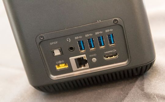 Strøm, nettverk, fire USB 3.0-tilkoblinger, HDMI og lydtilkobling skjuler seg på baksiden av maskinen.