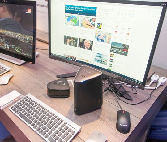 Du kan fint bruke IdeaCentre med vanlig skjerm og projektor som ekstra arbeidsflate eller til fremvisning av video og presentasjoner.