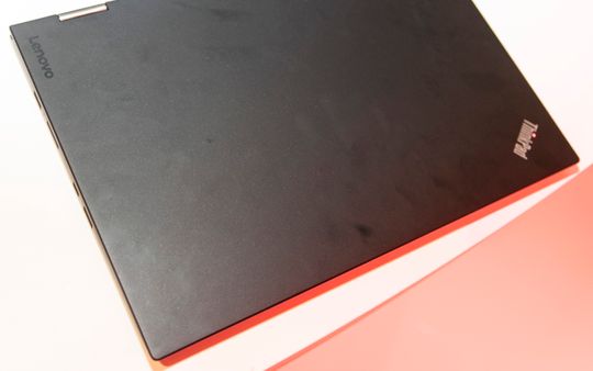 Designen er akkurat slik vi kjenner ThinkPad-serien. Ingen blinkende lys eller farger, bare den klassiske røde prikken over ThinkPad-logoen og ellers matt, svart plast.