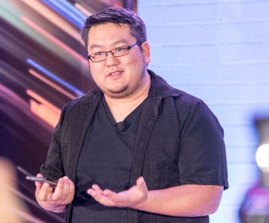 Johnny Lee er sjefsutvikler på Project Tango hos Google. Han demonstrerte hvordan teknologien virker på et av Googles utviklernettbrett.
