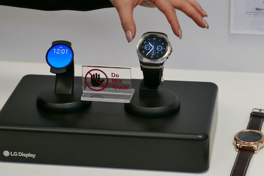 OLED gjør klokken til venstre unektelig mye tynnere.