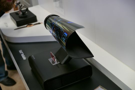 Rulle-TV-en satt sammenrullet i en egen holder. Antagelig for å forsynes med signaler og strøm.