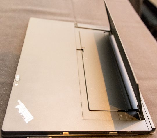 Foten vippes ut fra baksiden av brettet, og tillater det å stå uten hjelp, omtrent slik Microsofts Surface-modeller fungerer.