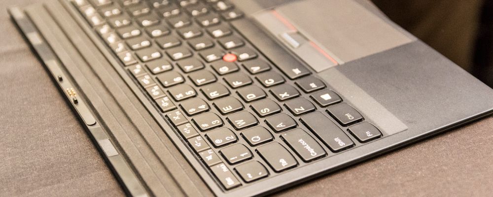 Tastaturet i løsvekt. Det kan brukes sammen med én av modulene, og gir deg mulighet til å vinkle tastene i forskjellige høyder.