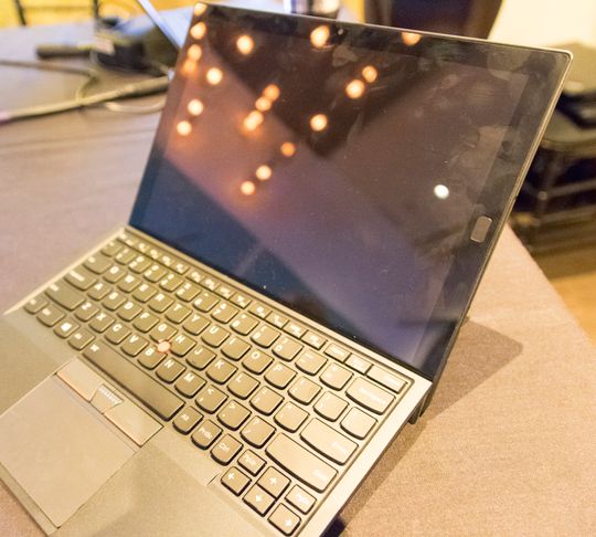 Tastatur og nettbrett montert sammen. Her er tastene i den bratteste vinkelen du kan velge.