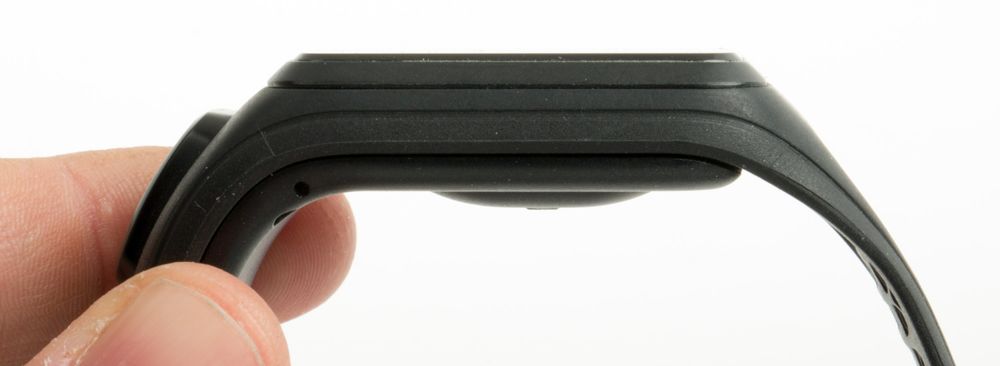 TomTom Spark Cardio er forholdsvis slank til GPS-klokke å være. Den lille kulen på undersiden inneholder pulsmåleren.