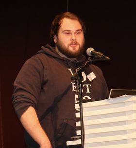Her holder Kristoffer «TargA» Marthinsen et foredrag om det å være profesjonell StarCraft-spiller i 2014.