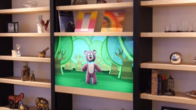 TV-en er montert på spor som gjør at den kan heves og senkes.