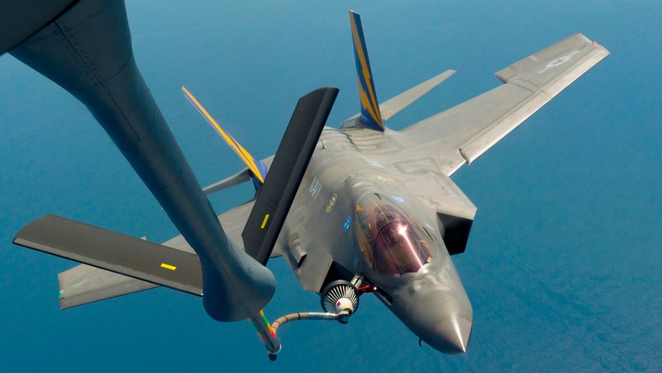 Forsvaret, her representert ved jagerflyet F35, er i mange land en stor eier av frekvensressurser som passer til framtidas mobilnett. Blant annet til radar. Utnyttelsen av disse frekvensene er ofte lite effektiv, og det letes etter metoder for å dele på frekvensene.