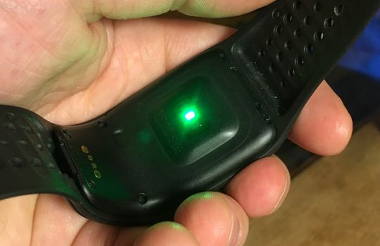 En lysdiode lyser gjennom huden, slik at sensorene på undersiden kan fange opp pulsen din.