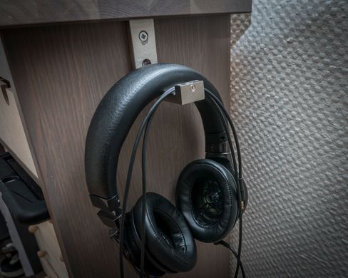 Når hodetelefonene har et eget sted å bo er det også mindre sjans for at de går i gulvet med et uhell.
