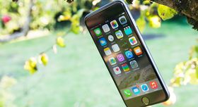 iPhone 6 og 6S er utstyrt med LCD-skjermer, og trives derfor relativt godt i direkte sollys.