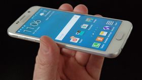 AMOLED-skjermer, så som i Samsung Galaxy S6, byr på klasseledende kontrast og innsynsvinkel. Fargene er også svært gode.