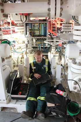 Pål Jacob Nessjøen (partner i Kelda) under installasjon av PLS for flow-loop-testing i Abu Dhabi i september i år.