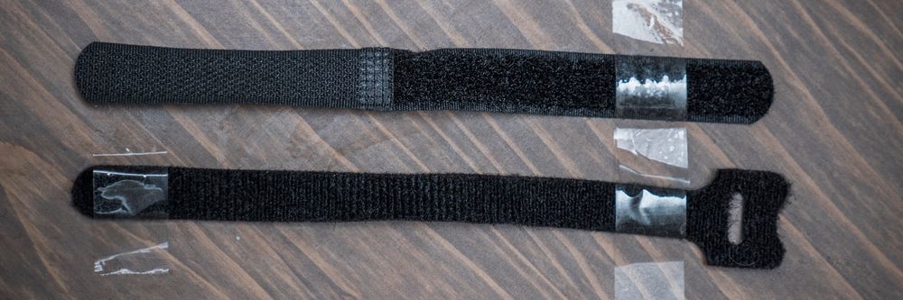 Borrelåsen av den nederste typen er enklere å tre på en kabel som skal kveiles sammen, men vi fikk fint til å klippe den andre borrelåsen slik at også den fungerte slik.