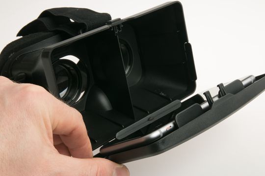Mobiltelefonen plasseres i en klemme på innsiden.