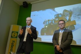 Frode Dahl, direktør maskin i Felleskjøpet Agri og Erik Sollerud, administrerende direktør i Pon Equipment AS under presentasjonen av samarbeidsavtalen.
