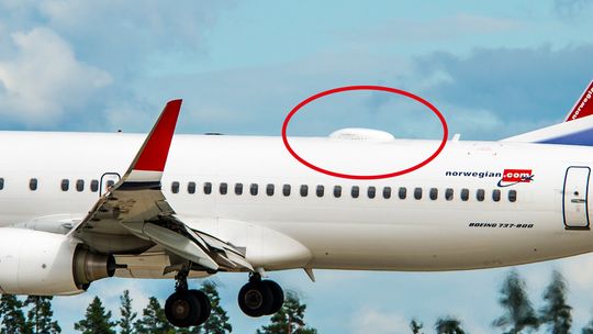 Inni denne kuppelen sitter antennene som kommuniserer med satellittene og gir deg Internett ombord.