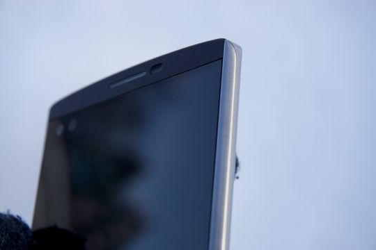 Sidene på telefonen er i metall, og gjør at kvaliteten oppleves langt bedre enn plasten fra forgjenger LG G4.