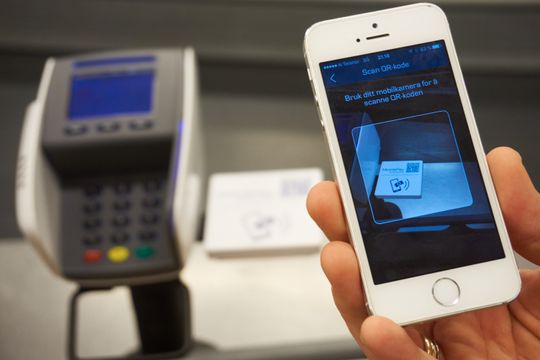 QR-kode kan også benyttes. Da kan enten en stor kode på skjermen skannes, eller en liten på betalingsplaten. Uansett hvilken av dem du velger – det går langt fortere å bruke Bluetooth LE eller NFC.