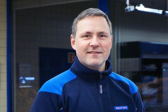Roger Hansen, butikksjef ved Rema 1000 Ryggeveien, virker svært fornøyd med å ha Mobile Pay i butikken sin.